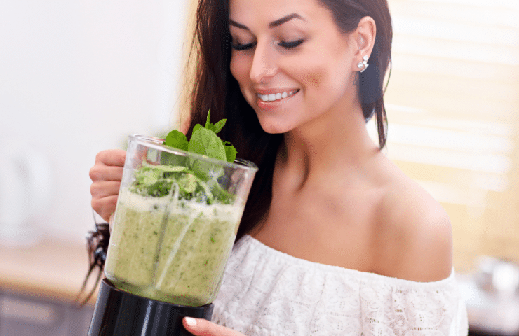 woman making kratom smoothie for period cramps